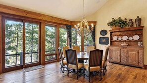 House (5 Bedrooms) | Interior
