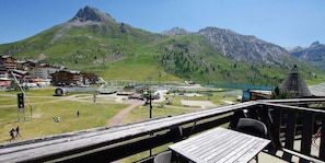 Ein Bergresort mit Skilift, einem See und Blick auf die umliegenden Berge.