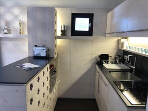 Private kitchen - 100m from ski slopes, 2nd floor, balcony, tv, 50m², Méribel (Méribel - Les Allues)