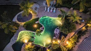 An aerial view of a resort with a large pool, palm trees, and lounge chairs. - Sunset Estate by Avantstay Sleeps 20 Resort-style Pool + Gorgeous Grounds Exclusive Poway Stay (Poway)