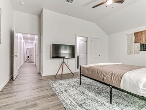 Iron/ironing board, WiFi, bed sheets - Fabulous 3-bedroom house with AC in Oklahoma City (Oklahoma City)