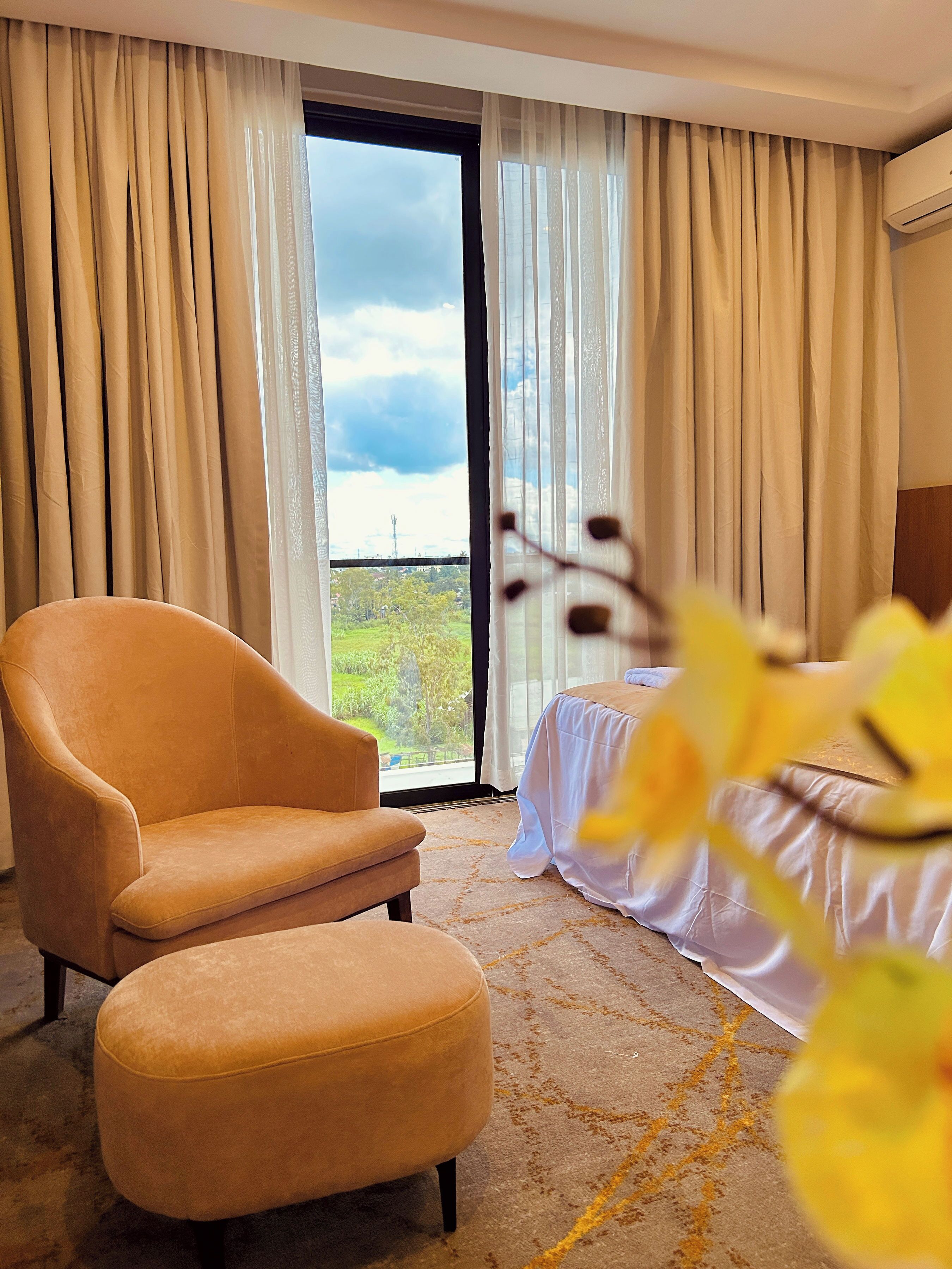 Executive Room, City View | Desk, blackout drapes, soundproofing, iron/ironing board