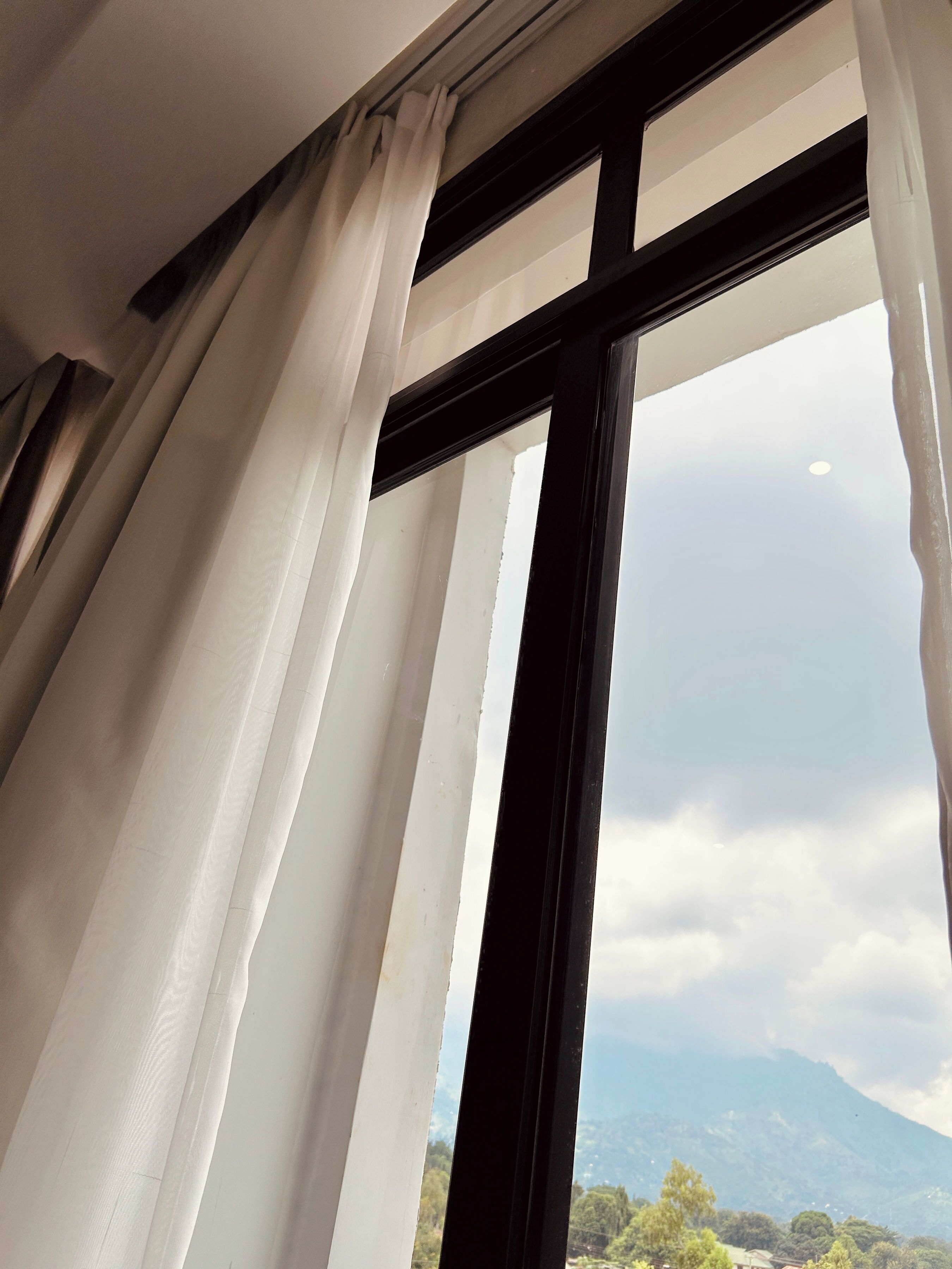 Escritorio, cortinas blackout y sistema de insonorización 