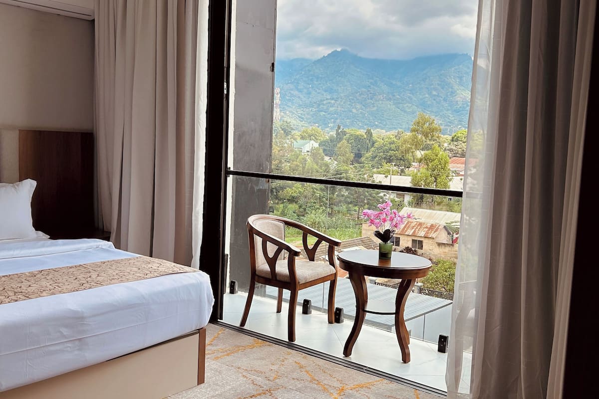 Executive Room, Mountain View | Desk, blackout drapes, soundproofing, iron/ironing board