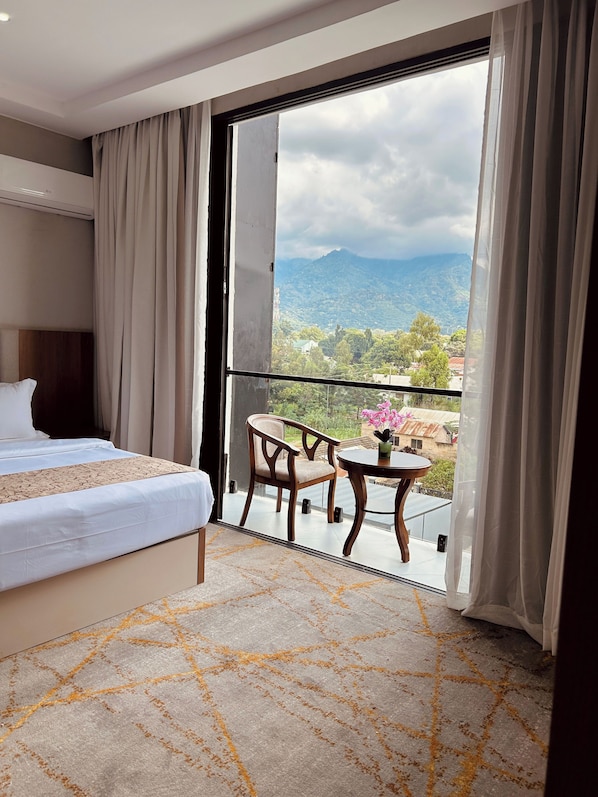 Executive Room, Mountain View | Desk, blackout drapes, soundproofing, iron/ironing board