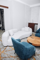 Suite estudio junior, vistas a la monta ña | Zona de estar | Smart TV de 65 pulgadas con canales digitales