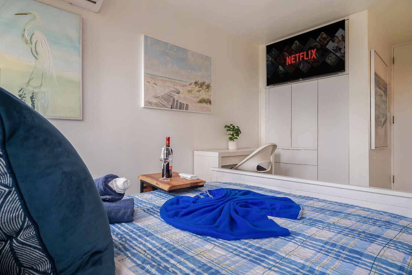 Desk, iron/ironing board, WiFi, bed sheets