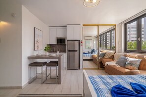 Escritorio, tabla de planchar con plancha, wifi y ropa de cama