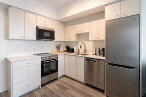 Private kitchen - Executive King Condo With Home Cinema | Bowling,Pool,Gym,Sauna,Hot Tub,Lounge (Kitchener)