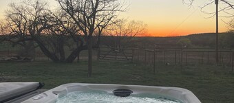 4BR Country Charmer w/ Hot Tub Hunt, Fish, Shop, Dine & Wine Nearby!