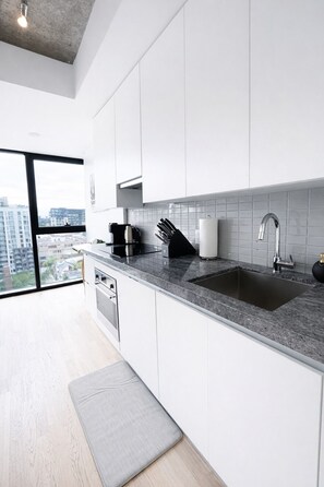 Private kitchen - Prime Toronto Condo | Walk to CN Tower, Rogers Centre & Nightlife (Toronto)