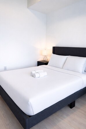 Internet, bed sheets - Prime Toronto Condo | Walk to CN Tower, Rogers Centre & Nightlife (Toronto)