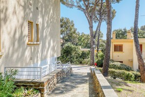 Property grounds - Stunning modern 2BR with pool, 5-min walk to beach (Bormes-les-Mimosas)