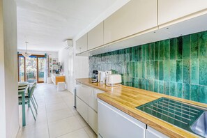 Een koelkast, een magnetron, een oven, een vaatwasser
