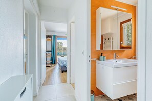 Iron/ironing board, travel cot, bed sheets - Stunning modern 2BR with pool, 5-min walk to beach (Bormes-les-Mimosas)