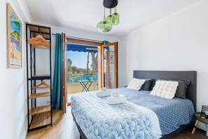 Iron/ironing board, travel cot, bed sheets - Stunning modern 2BR with pool, 5-min walk to beach (Bormes-les-Mimosas)