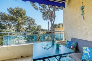 Outdoor dining - Stunning modern 2BR with pool, 5-min walk to beach (Bormes-les-Mimosas)