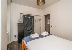 Bügeleisen/B ügelbrett, kostenloses WLAN, Bettwäsche