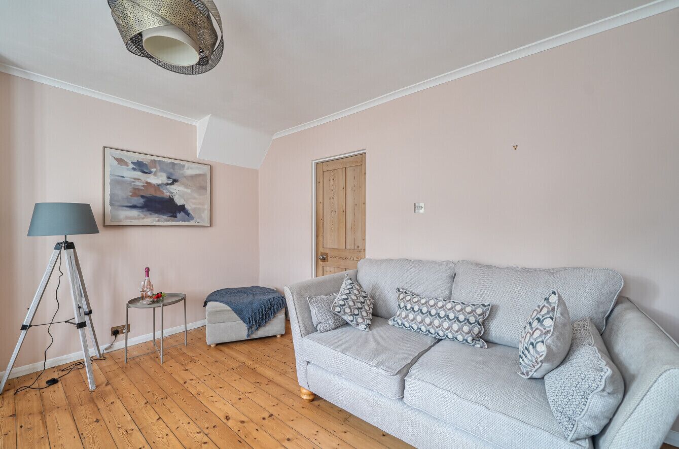 Spacious Surrey Home | Garden | Fast London Links - Pass The Keys - Woking