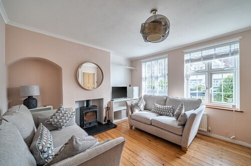 Spacious Surrey Home | Garden | Fast London Links - Pass the Keys