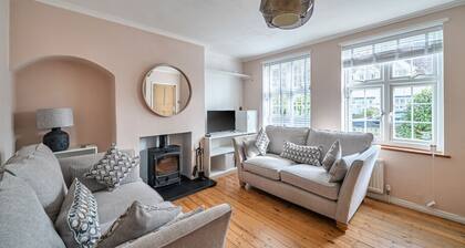 Spacious Surrey Home | Garden | Fast London Links - Pass the Keys