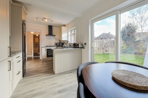 Newly renovated, lovely garden & driveway parking - Pass the Keys