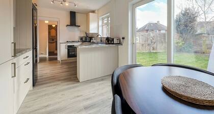 Newly renovated, lovely garden & driveway parking - Pass the Keys