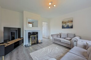 Living area - Newly renovated, lovely garden & driveway parking - Pass the Keys (Slough)