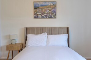 Iron/ironing board, free WiFi, bed sheets - Newly renovated, lovely garden & driveway parking - Pass the Keys (Slough)