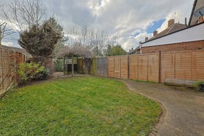 Property grounds - Newly renovated, lovely garden & driveway parking - Pass the Keys (Slough)