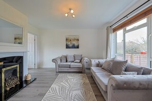 TV - Newly renovated, lovely garden & driveway parking - Pass the Keys (Slough)