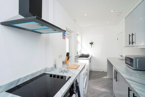 Fridge, microwave, oven, dishwasher - Walk to Beamish Museum | Stylish 3BR Home Sleeps 5 - Pass the Keys (Durham)