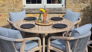 Outdoor dining - 18th Century Cotswolds Cottage | Parking | Garden - Pass the Keys (Bourton-on-the-Water)