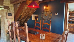 Dining - 18th Century Cotswolds Cottage | Parking | Garden - Pass the Keys (Bourton-on-the-Water)