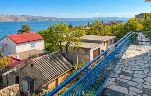 Beautiful apartment in Karlobag with WiFi
