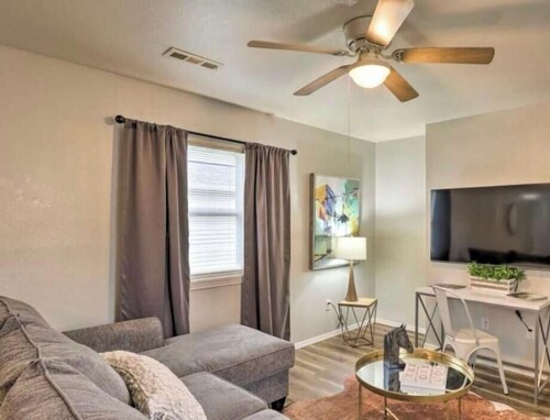 2BR home for 8 - Walk to Downtown + Pets Welcome!