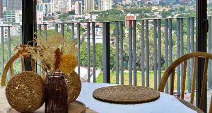 Modern 2BR Condo in Providencia; City Views, Pool & Gym