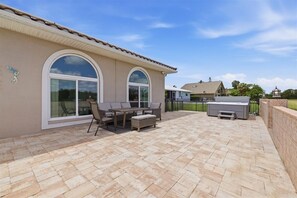 Outdoor dining - Luxury Riverfront Retreat with Pool & Hot Tub (Cape Coral)