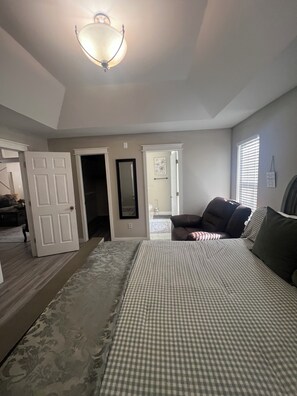 Iron/ironing board, WiFi, bed sheets - Welcoming 3-bedroom house with AC in charming Riverdale neighborhood. (Riverdale)