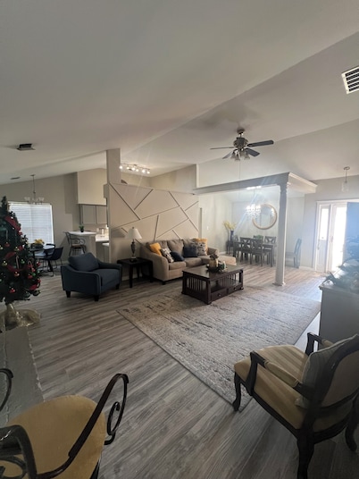 Welcoming 3-bedroom house with AC in charming Riverdale neighborhood.