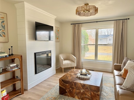 Smart TV, fireplace, books. Clean & Comfortable Stay Near Downtown Greenville