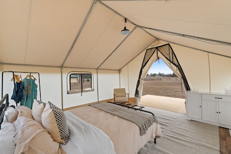 Free WiFi, bed sheets. Lakeside Glamping with Free Kayaks & Fishing