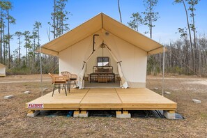 Outdoor dining - Family Glamping: Fishing Ponds & Playground (Wewahitchka, 32465)