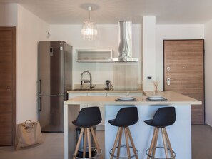 Wasserkocher mit Kaffee-/Teezubehör, Kühlschrank, Mikrowelle, Ofen