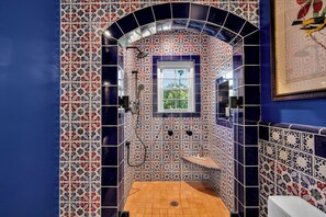 Shower, hair dryer, towels, soap - Historic Spanish Casa in The Mesa with Private pool once home to Lou Costello (Palm Springs)