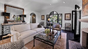 Un salon avec un canapé, une table basse et une cheminée.