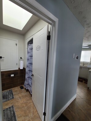 Bathroom - 3BR Fort Erie Home Near Niagara F (Fort Erie)