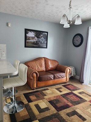 Living area - 3BR Fort Erie Home Near Niagara F (Fort Erie)