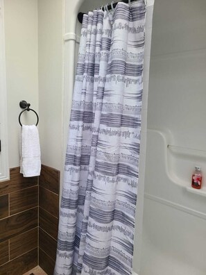 Hårføner, håndklær, såpe og toalettpapir