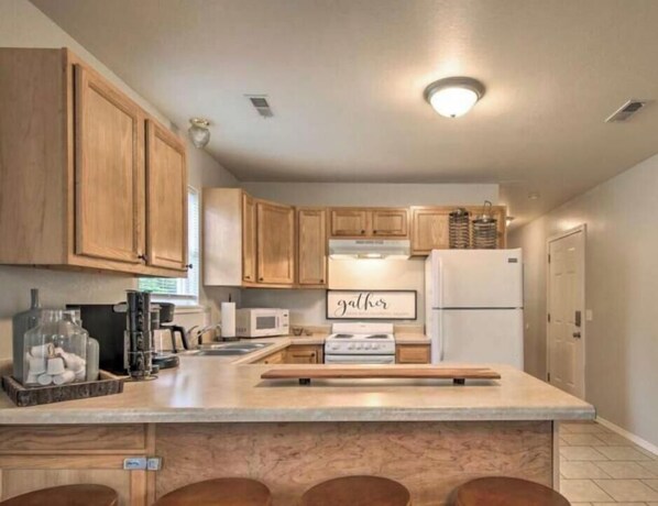Private kitchen - Comfy W Plains Entire Home, close to Main Street! (West Plains)